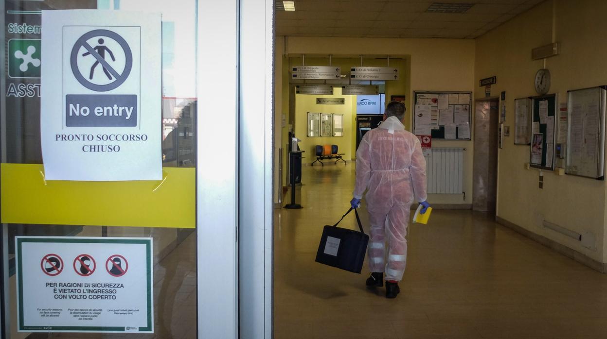 Los hospitales en Italia están al borde del colapso, en las zonas del norte, como Lombardía. En imagen, un centro sanitario en Codogno, la «zona cero» de la pandemia en el país europeo más golpeado por el Covid-19 hasta el momento