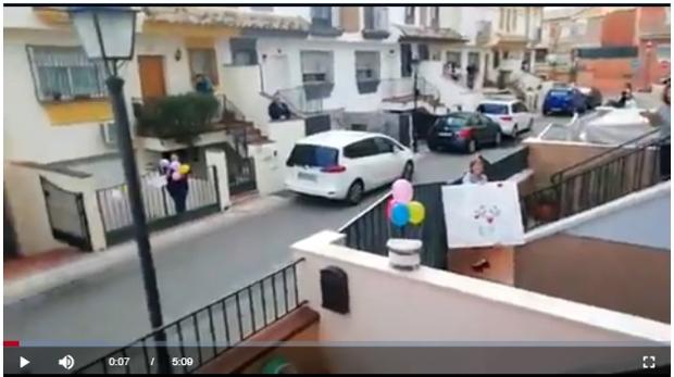 Vecinos confinados de Granada dan una sorpresa a Valeria el día de su octavo cumpleaños