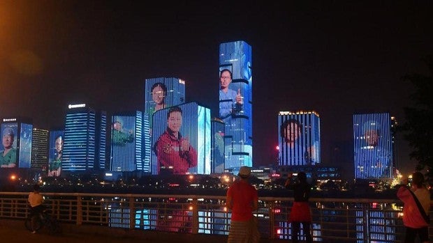 China ilumina las calles con los rostros de su personal sanitario, héroes de la epidemia del coronavirus