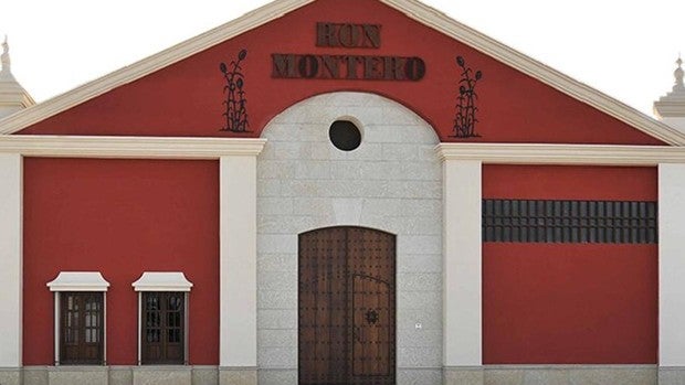 La destilería de Ron Montero fabrica 130.000 litros de alcohol sanitario al día para productos desinfectantes