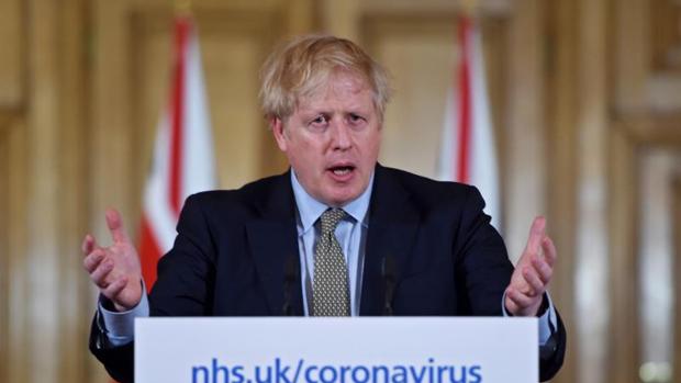 Johnson reconoce que la sanidad británica puede acabar «abrumada» por la pandemia de coronavirus