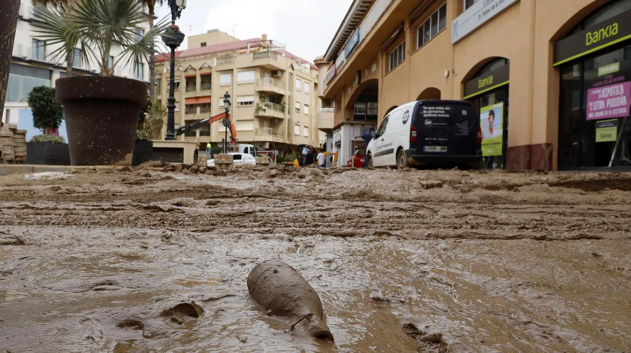 Decenas de vías cortadas por la lluvia y petición de subir a la parte superior de las casas en Los Alcázares