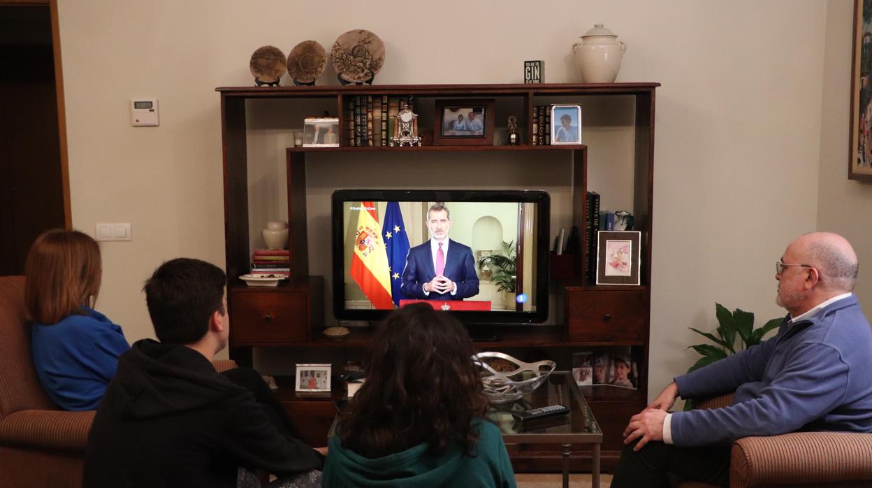 Familias en cuarentena viendo el discurso del Rey