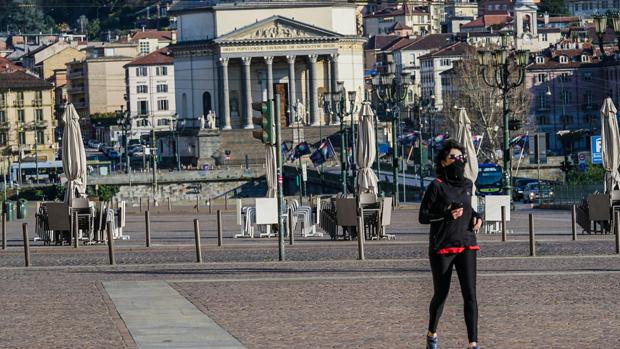 Disminuyen los positivos en Italia, pero aumentan las víctimas: 743 fallecidos en un solo día