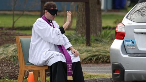 «Autoconfesionarios» en EE.UU.: un sacerdote escucha confesiones desde el coche por el coronavirus