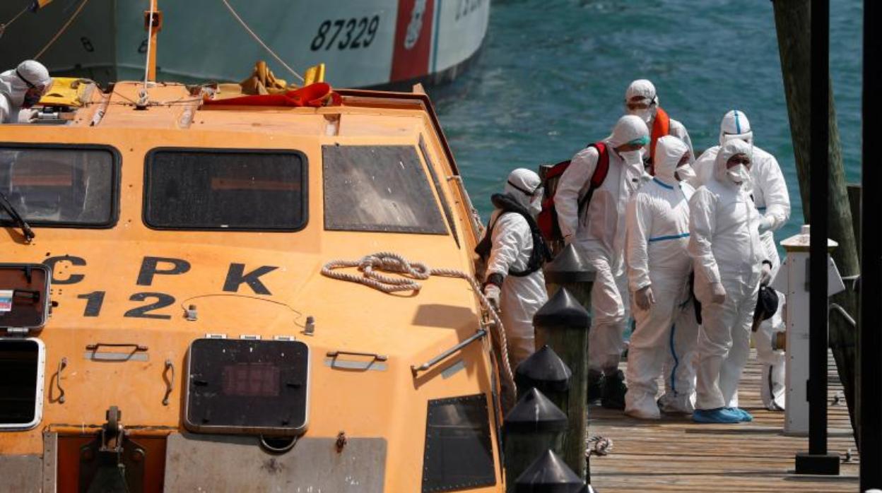 Momento de la evacuación de miembros de la tripulación de dos cruceros en el Puerto de Miami