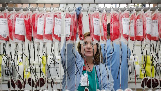 La transfusión de sangre de pacientes curados, esperanza para los enfermos graves