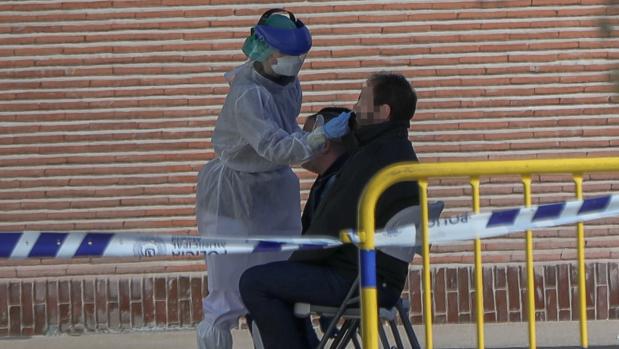 El Gobierno, que ayer había devuelto «solo» 9.000 test fraudulentos, hoy admite que sustituirá 650.000