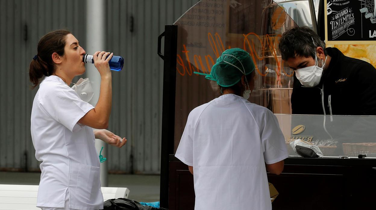 Sanitarios en Ifema, en plena crisis del coronavirus