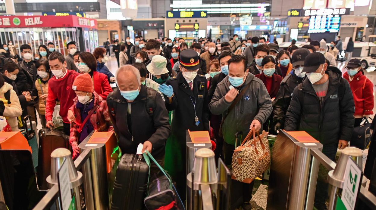 Estación de tren de Wuhan, origen del coronavirus Covid-19, repleta de personas este sábado