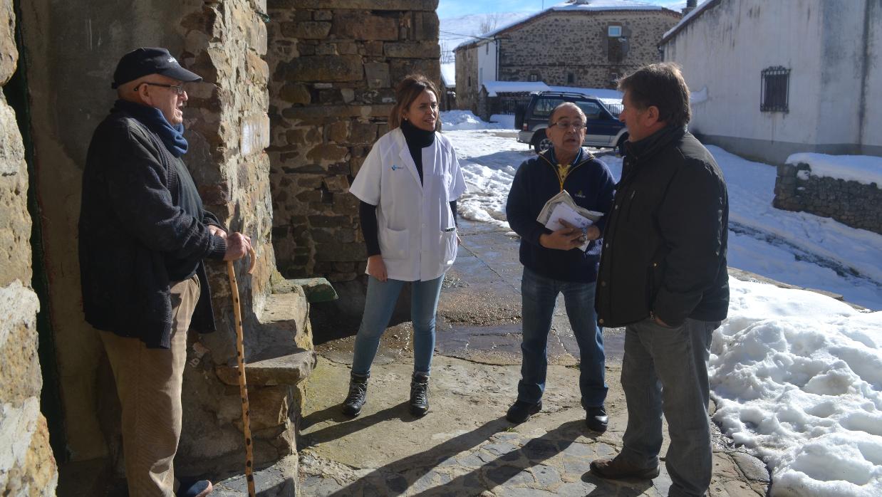 Dos vecinos de Las Aldehuelas, uno de los pueblos más despoblados de Soria, junto a la médico rural y el cartero, en una imagen de archivo