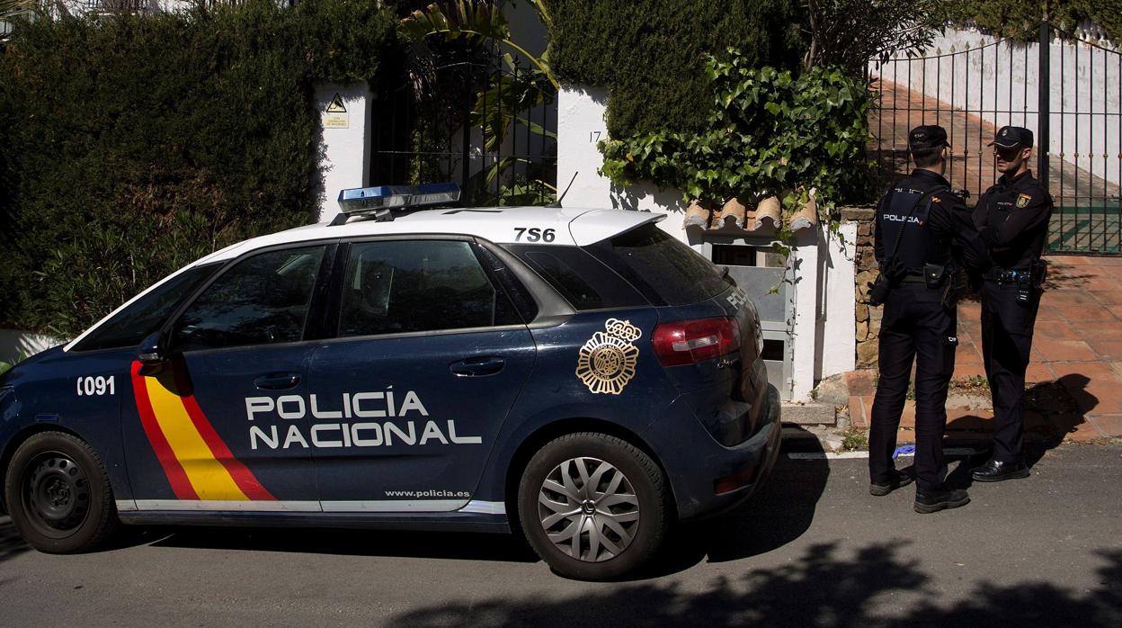 Dos policías frente a una vivienda en Málaga