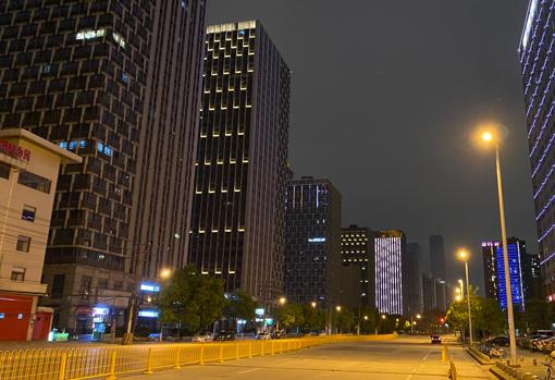 Al caer la noche, las calles de Wuhan se quedan desiertas por los confinamientos y restricciones para impedir rebrotes del coronavirus.