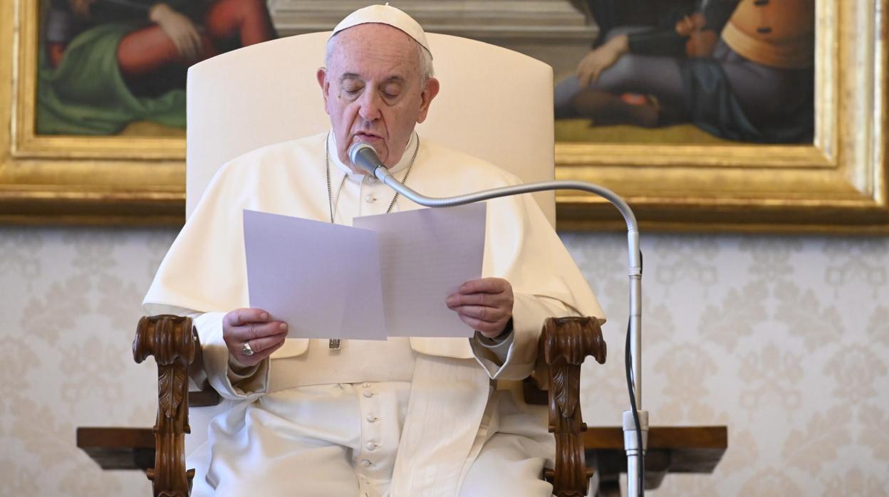 El Papa Francisco, durante su audiencia en la Biblioteca del Palacio Apostólico en el Vaticano