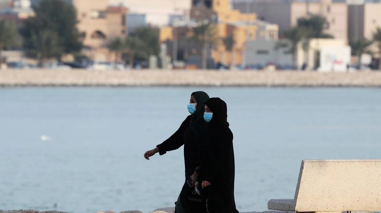 Dos mujeres con mascarilla en Arabia Saudí