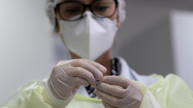 Un estudio establece el momento en el que el enfermo por coronavirus ya no contagia