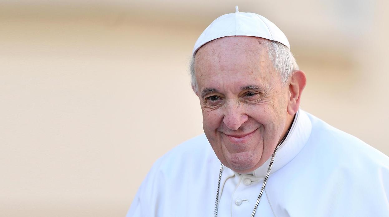 El papa Francisco sonríe a su llegada a la audiencia general este miércoles en la plaza de San Pedro del Vaticano