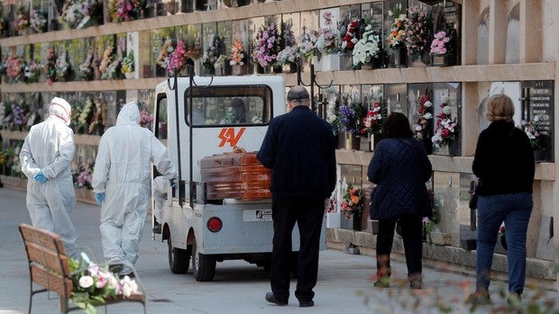 Faltan al menos «10.000 muertos» en las estadísticas del coronavirus en España