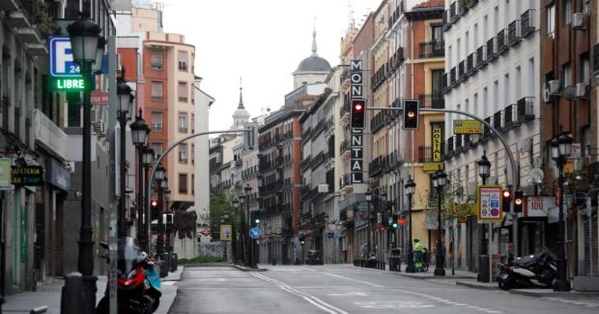 Vista de la calle Atocha de Madrid, totalmente vacía este viernes