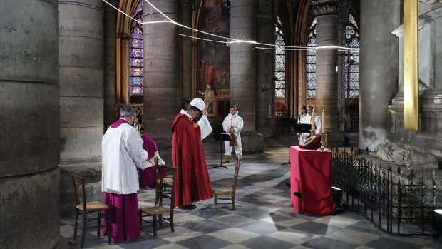 El arzobispo de Notre Dame reza en la catedral un año después del incendio