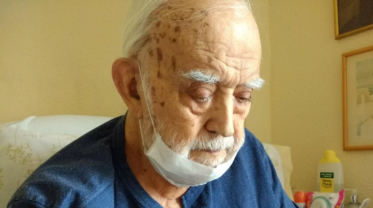 Tomás tiene 94 años y ha superado la infección por coronavirus. Se recupera en casa con atención telefónica y visitas domiciliarias, aunque lleva unos días ya sin ellas