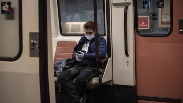 Protección Civil repartirá mascarillas desde el lunes en metro y autobús para frenar el coronavirus