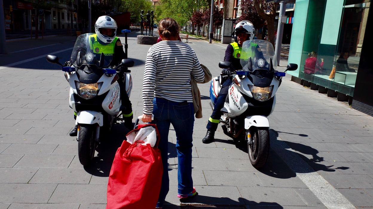 La Policía Local de Zaragoza realiza tareas de vigilancia durante el estado de alarma