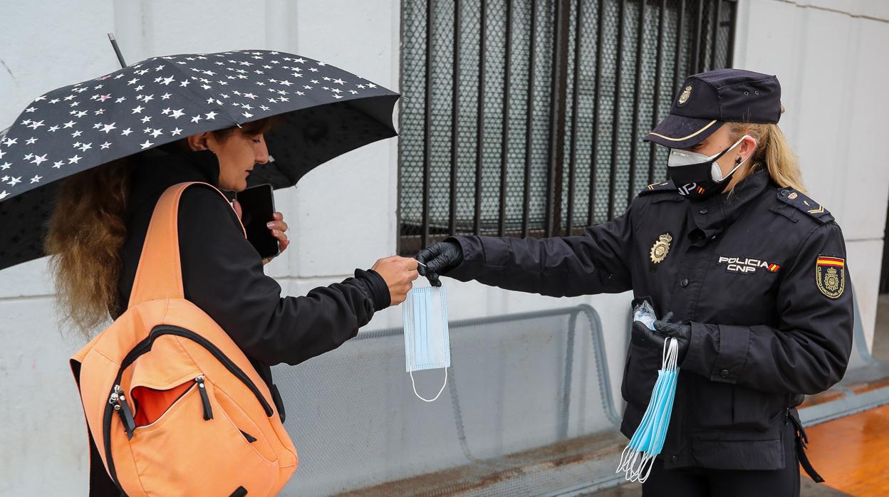 Reparto de mascarillas en Valencia