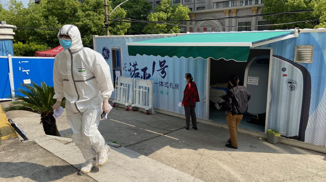 En el Hospital Número 7 de Wuhan, los escáneres pulmonares de las pruebas del coronavirus se hacen en un contenedor especial fuera del edificio para evitar contagios por coronavirus