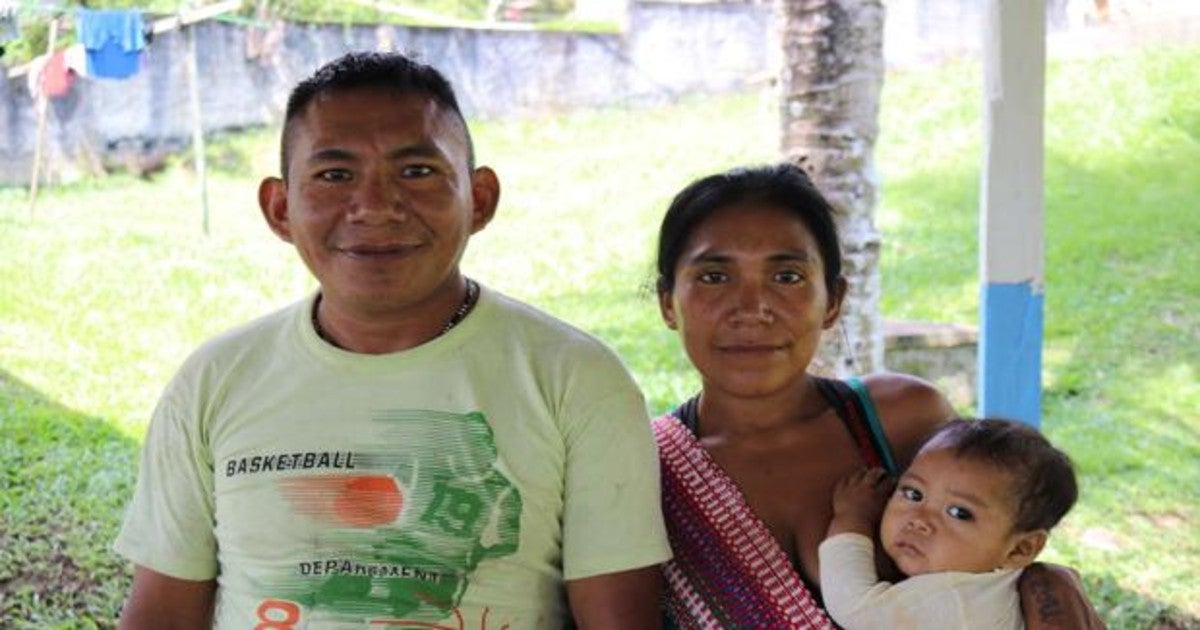 Pareja tsohom-dyapa recientemente contactada y su bebé, Valle de Javarí, Brasil.