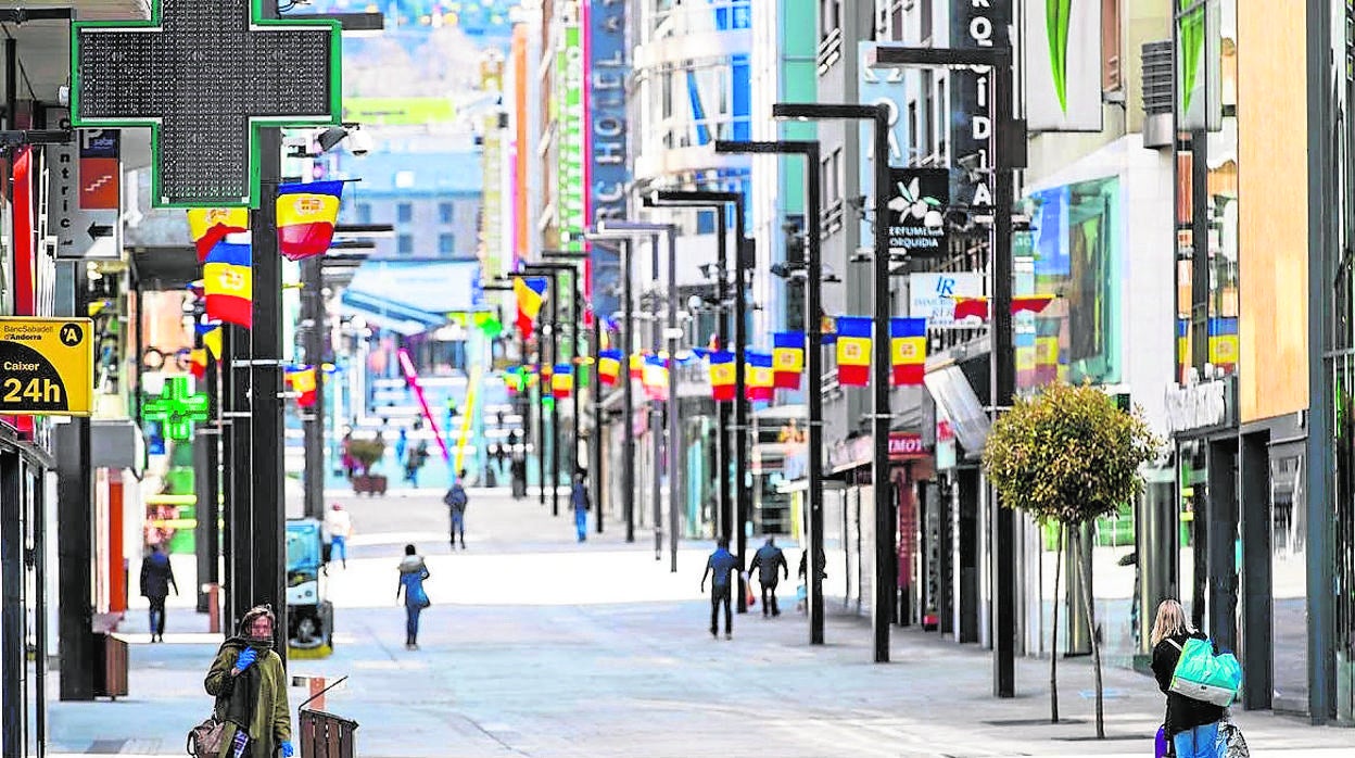 El principal eje comercial de Andorra, la avenida Meritxell, durante el confinamiento