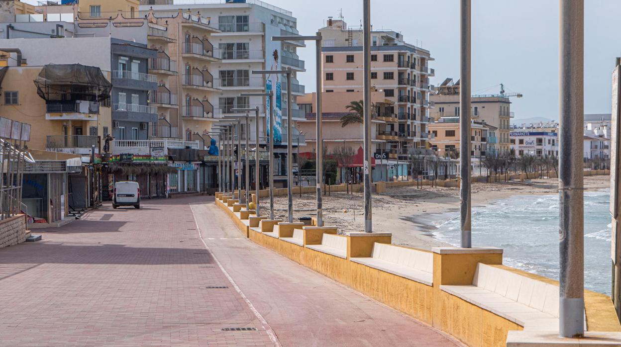 Vista del paseo marítimo de la zona turística de Can Picafort este sábado