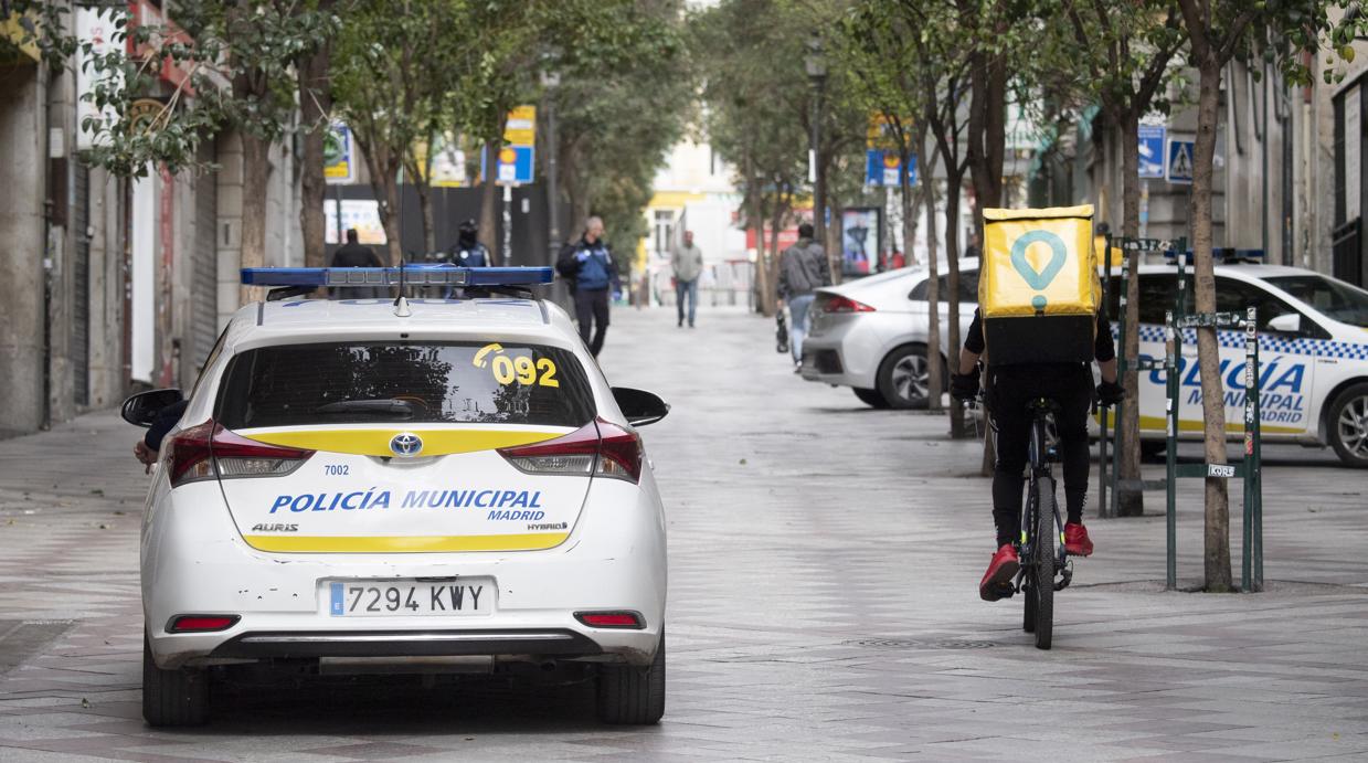 Calle Montera, en Madrid, bajo vigilancia policial y vacía