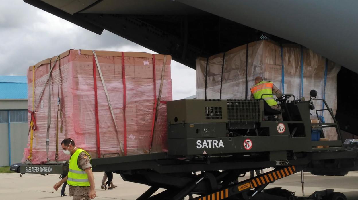 Un avión de carga fletado por el Ejército del Aire para traer material sanitario a España