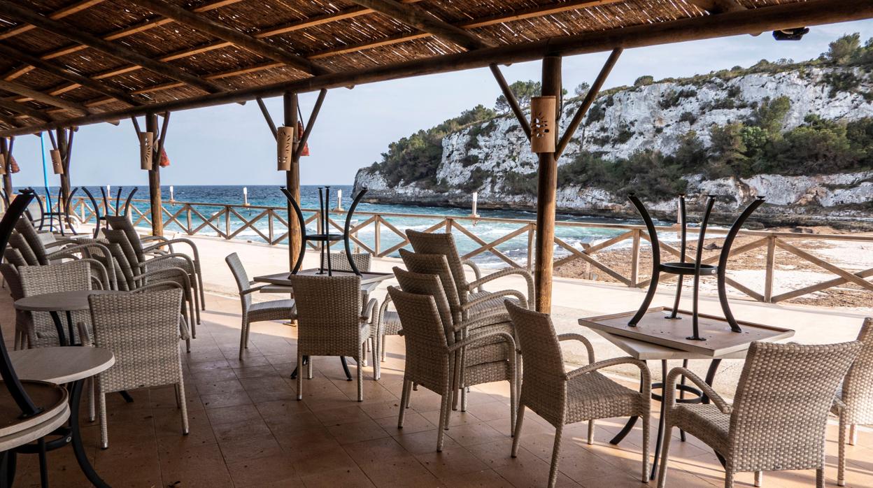 Vista de un restaurante cerrado en Cala Mandia, Manacor este martes. Los empresarios de playas han pedido al Ministerio de Medio Ambiente que suspenda el canon correspondiente a 2020, un año "catastrófico" para el sector turístico, y que concrete el calendario de desescalada para determinar si va a ser posible abrir las instalaciones este verano, aunque sea de forma parcial