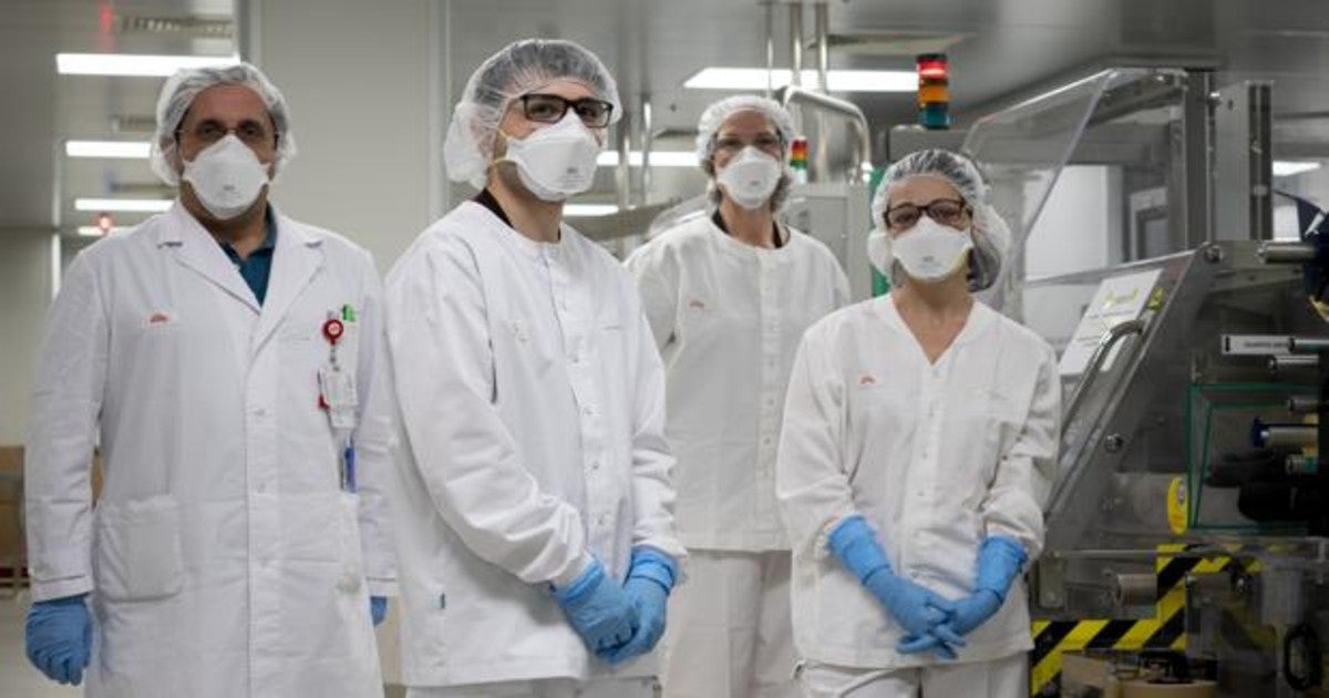 Personal sanitario protegido con mascarillas y guantes por la pandemia de coronavirus