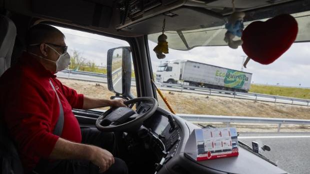 Un trozo de España en el remolque, carretera y manta