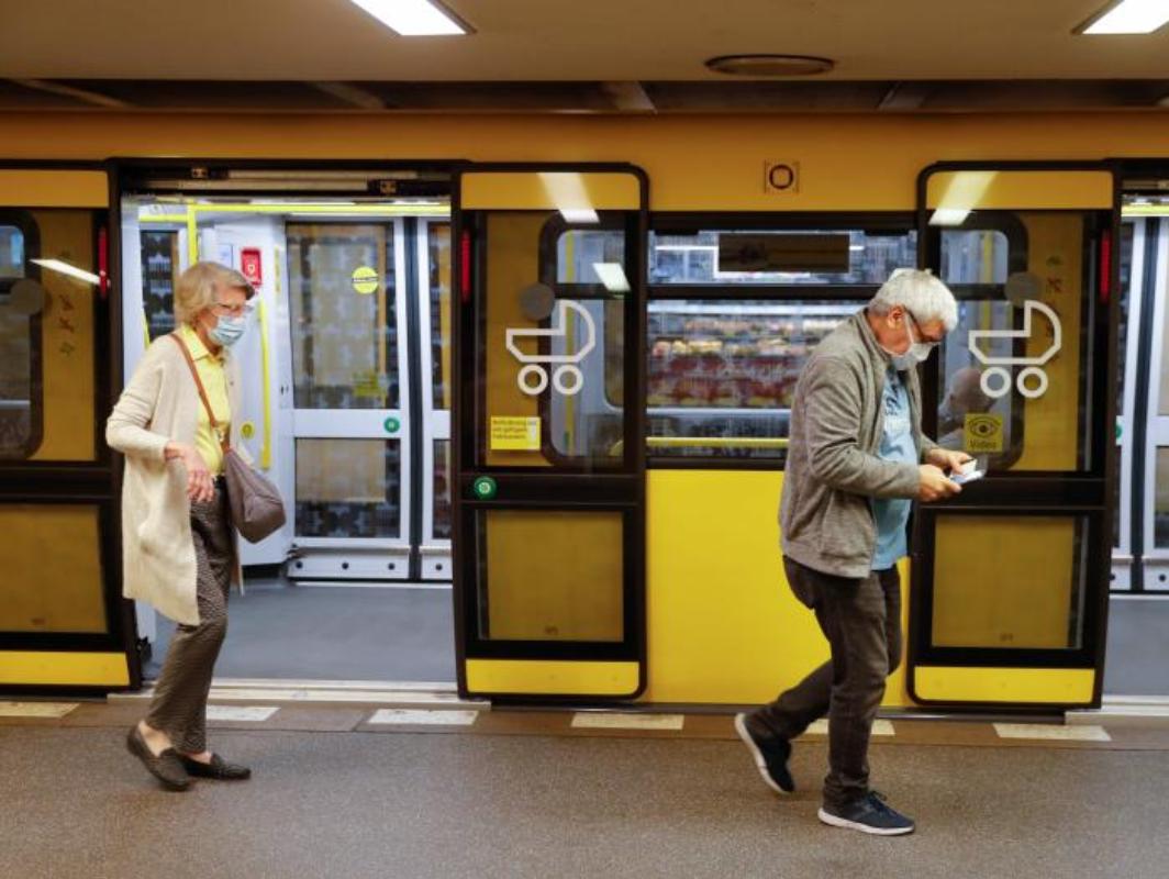 Varias personas con mascarillas en una estación de metro en Berlín