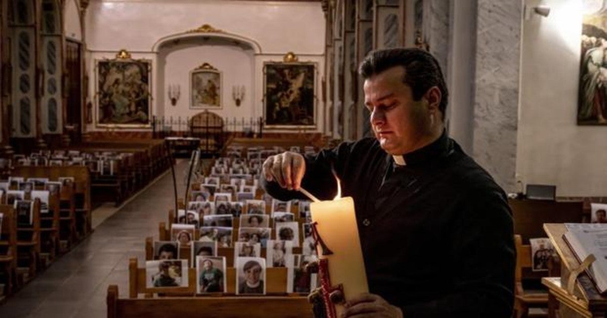 Un parroco de Valencia celebra la misa con las fotos de sus feligreses