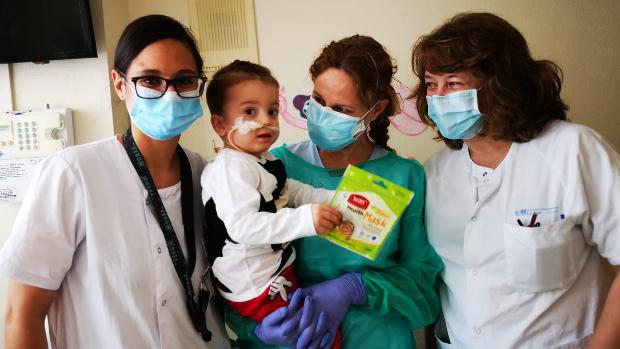 Un niño de tres años recibe el alta médica tras ser trasplantado de seis órganos en el Hospital La Paz