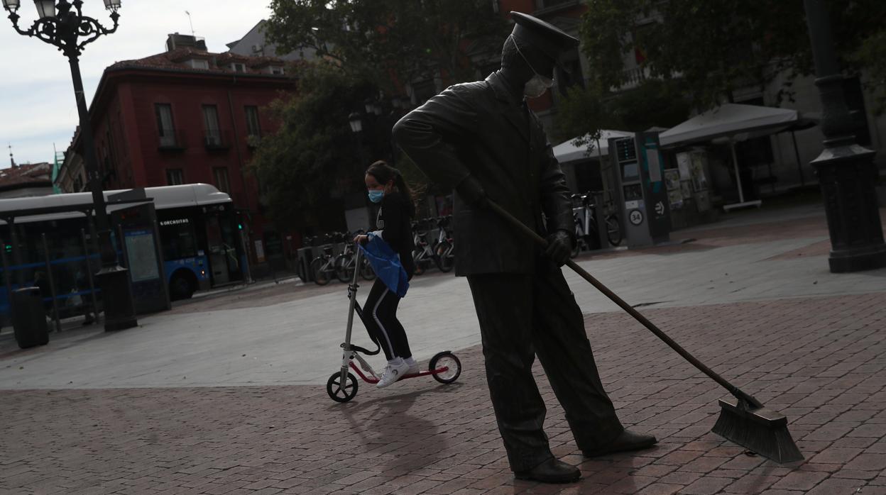 Imagen de una niña en la Plaza de Jacinto Benavente, en Madrid, durante el confinamiento por el coronavirus