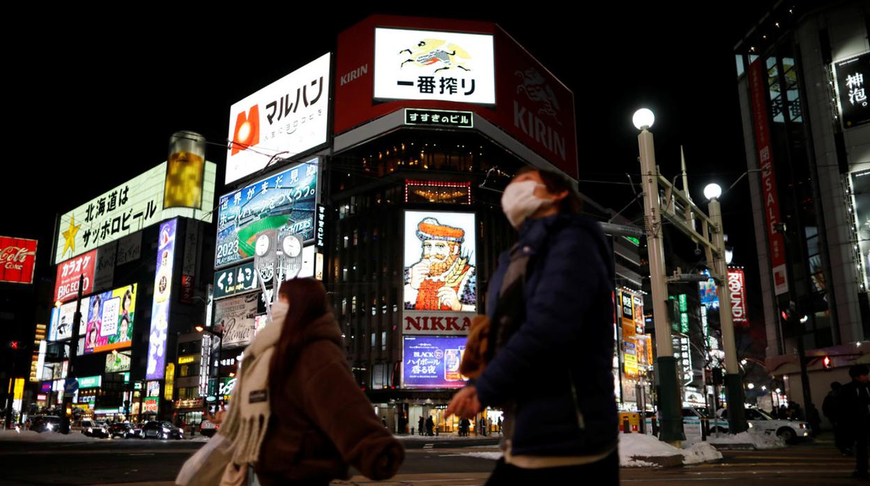 Dos personas, en Sapporo, situada en esa isla nipona