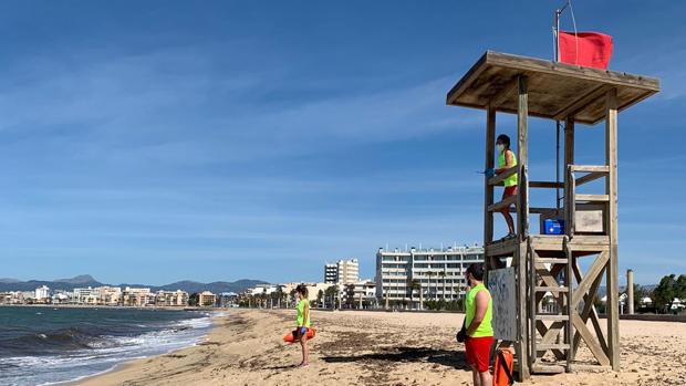 Palma contrata a socorristas para vigilar que nadie se bañe ni tome el sol