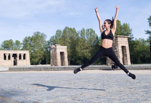 Una joven hace deporte, esta mañana, en el Templo de Debod