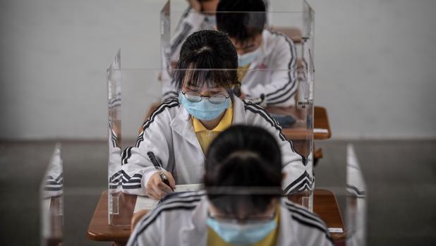 Reabren los institutos de Wuhan con mascarillas y controles de temperatura para prevenir el coronavirus