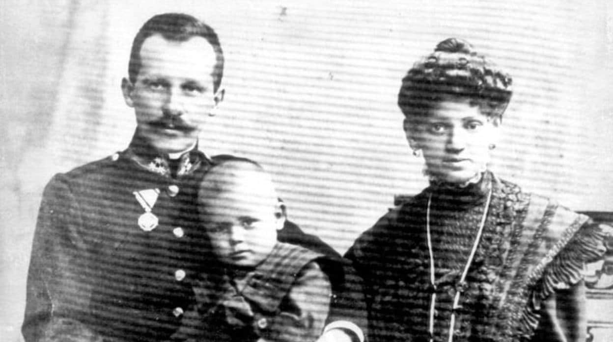 Karol Józef Wojtyła (Juan Pablo II) con sus padres. Su madre falleció cuando él tan solo tenía nueve años y su padre en 1941