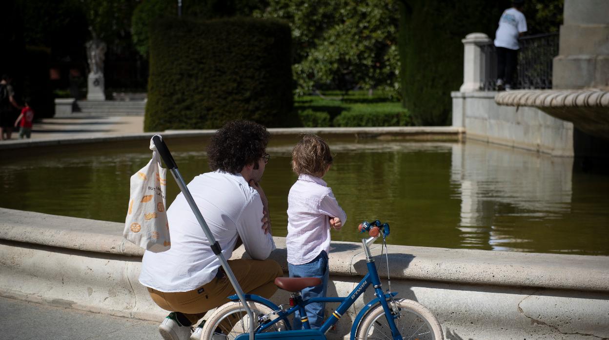 Un menor dando un paseo en el horario permitido de la desescalada