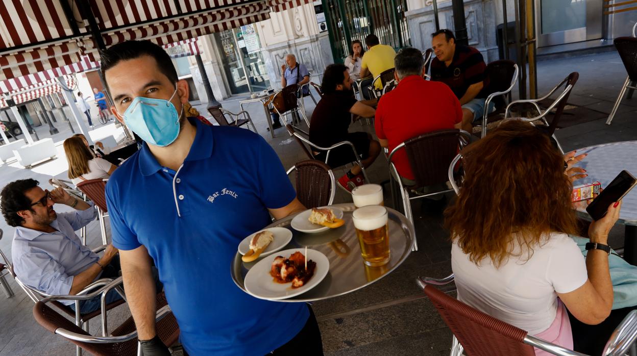 Clientes en las terrazas de los bares de la Plaza de las Flores en la capital de Murcia