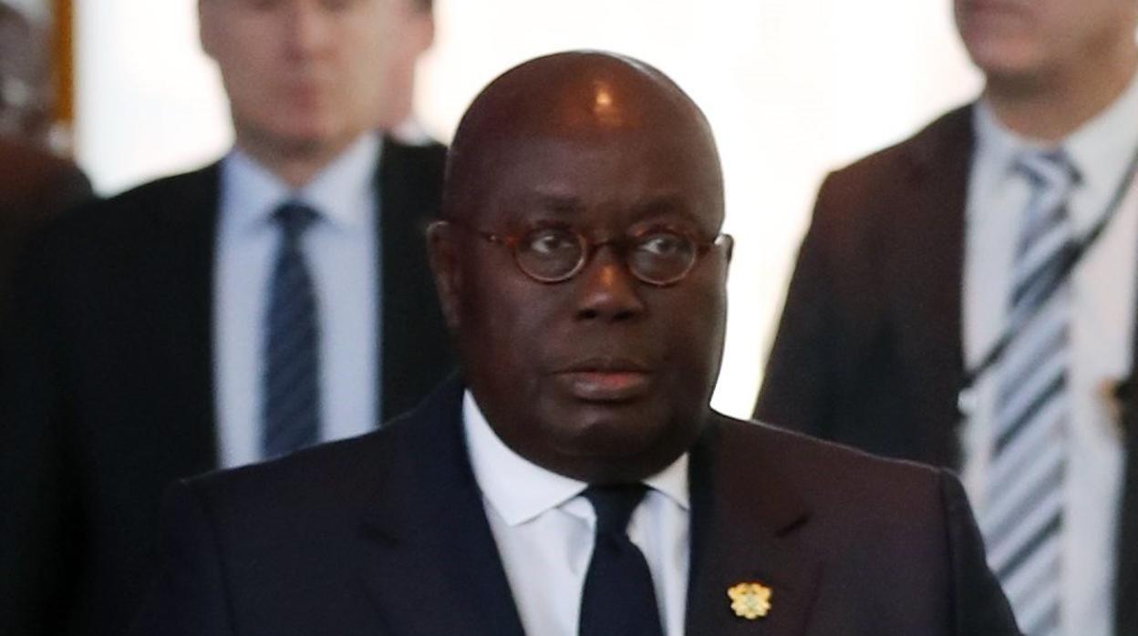 El presidente de Ghana denuncia que un trabajador es responsable de 533 contagios en una fábrica de pescado