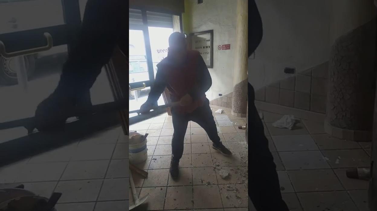 El propietario del local destruye la estancia con una maza